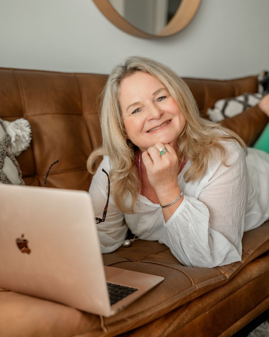 tanja-webinar-sofa